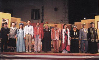 Foto di una compagnia teatrale in abiti di scena sul palco